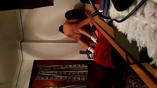 ಬೃಹತ್ ಜಗ್‌ಗಳೊಂದಿಗೆ ಗಾರ್ಜಿಯಸ್ ಆಬರ್ನ್ ಬೇಬ್ ತನ್ನ ಒದ್ದೆಯಾದ ಕಂಟ್‌ಗೆ ಬೆರಳು ಮಾಡಲು ಏಕಾಂಗಿಯಾಗಿ ಹೋಗುತ್ತದೆ