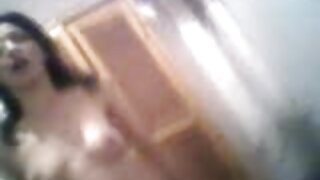 ಪ್ರಬುದ್ಧ ಹೊಂಬಣ್ಣದ ಕ್ಯಾಥಿ ಆಂಡರ್ಸನ್ ಮೇಜಿನ ಮೇಲೆ ತನ್ನ ಗುಲಾಬಿ ಬಣ್ಣದ ರಂಧ್ರದೊಂದಿಗೆ ಆಡುತ್ತಿದ್ದಾಳೆ
